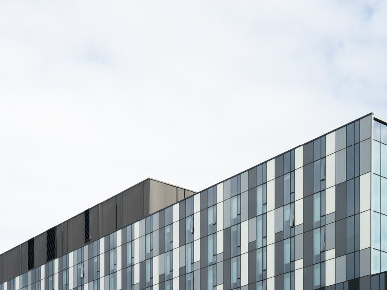 Vue de la partie supérieure de la façade d'un hôpital